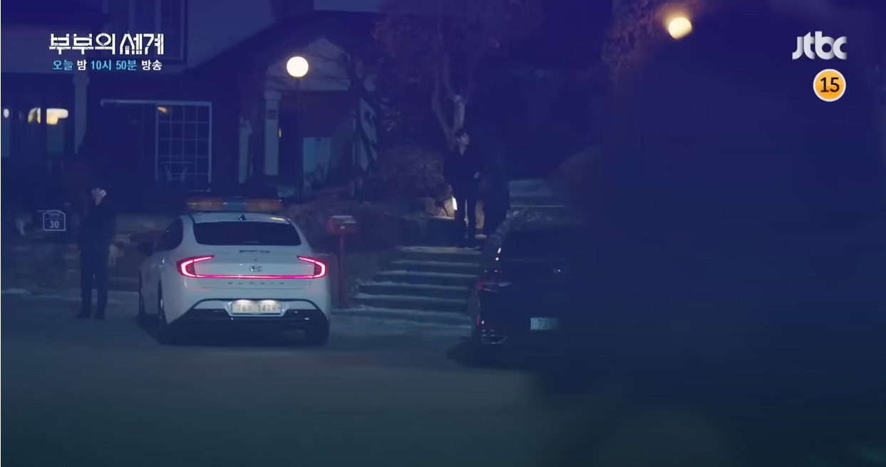 Cảnh sát tới nhà Tae Oh để xem xét ai là người gây ra vụ vỡ kính