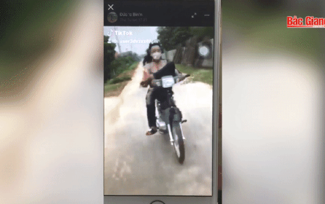 Con trai lái xe bằng chân rồi khoe clip trên Facebook, mẹ bị phạt 1,4 triệu đồng Ảnh 2