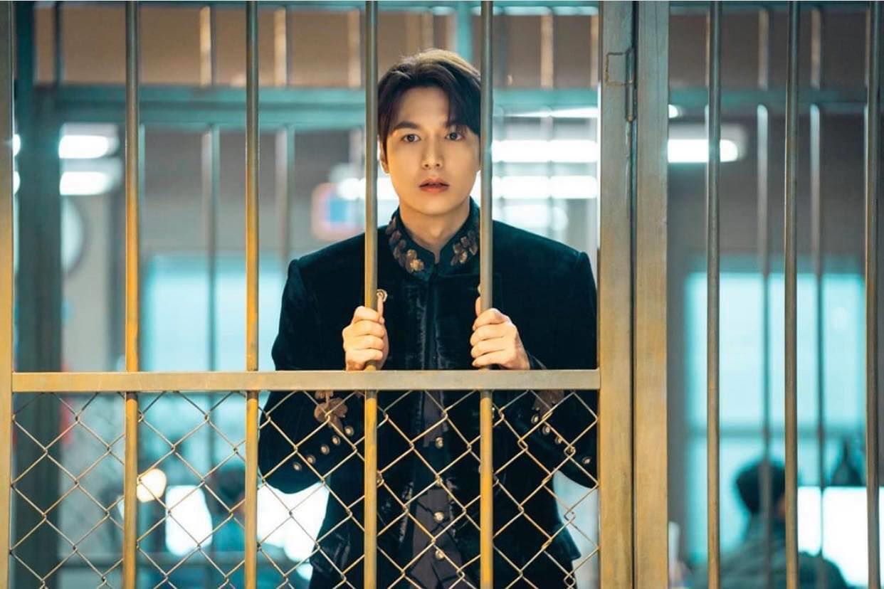 Vẫn bị tạm giam như thường, đến ăn còn không được chứ nhà vua còn đòi cả nệm ngồi là không được?