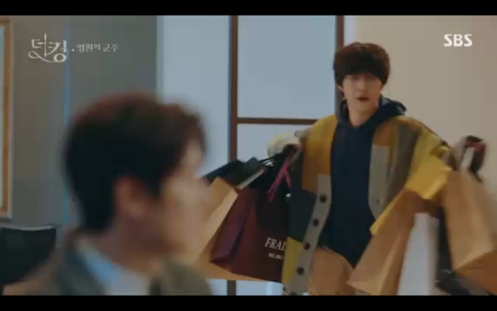 Vẫn phải tiếp tục ở lại Hàn Quốc cưa đổ Jang Tae Eul nên đành nhờ đến Chàng cận vệ ngố này