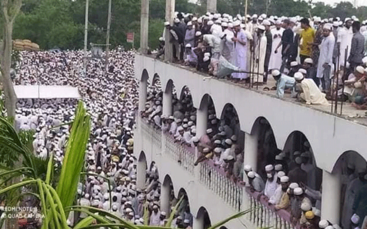 Bất chấp lệnh phong tỏa, hơn 100.000 người Bangladesh rồng rắn dự đám tang thủ lĩnh Hồi giáo Ảnh 2