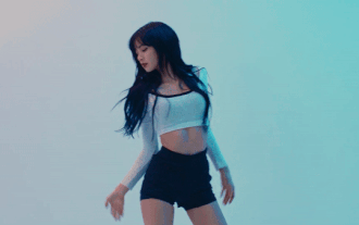 Quên hình ảnh khó chịu trong 'Thanh Xuân Có Bạn 2' đi, Lisa (BlackPink) siêu cấp quyến rũ với clip nhảy mới toanh Ảnh 2