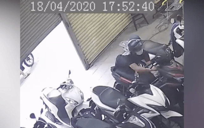 Clip nam thanh niên bẻ khóa xe máy trong tích tắc 3 giây rồi cùng đồng bọn tẩu thoát Ảnh 2