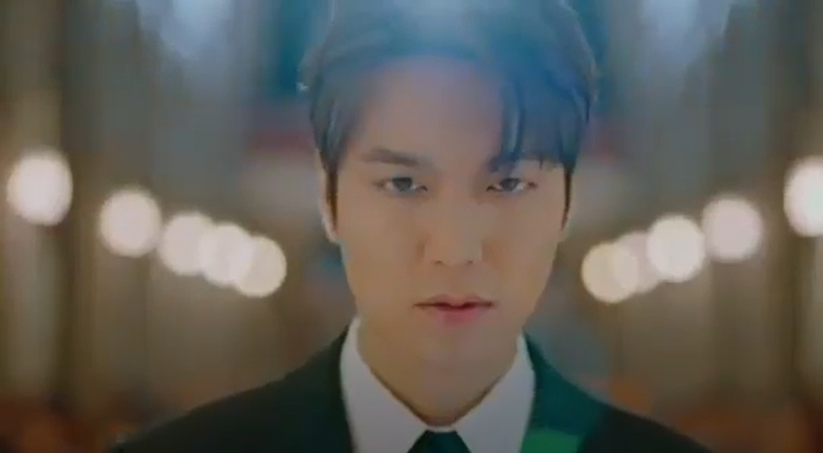 Hoàng đế Lee Gon đang tham dự một lễ tang hoàng gia