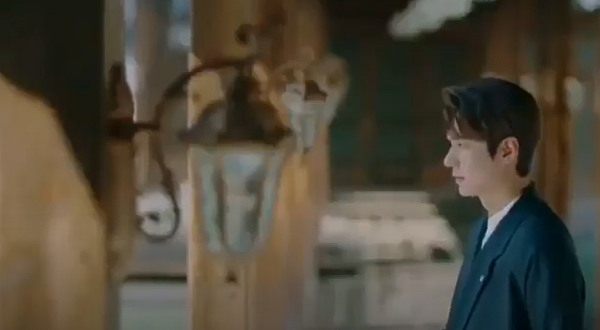 Cuộc sống trầm lặng của Hoàng đế sau khi trở về