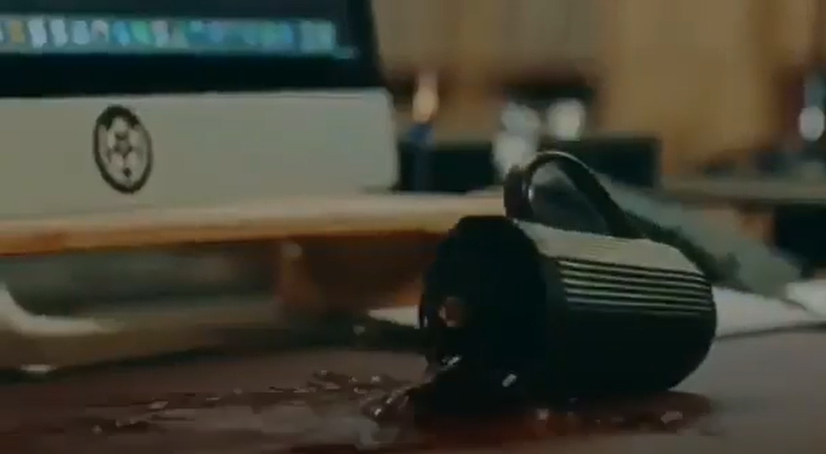 Chi tiết Jo Eun Seob đánh rơi li nước nóng khiến anh bỏng tay Chi tiết Jo Eun Seob đánh rơi li nước nóng khiến anh bỏng tay