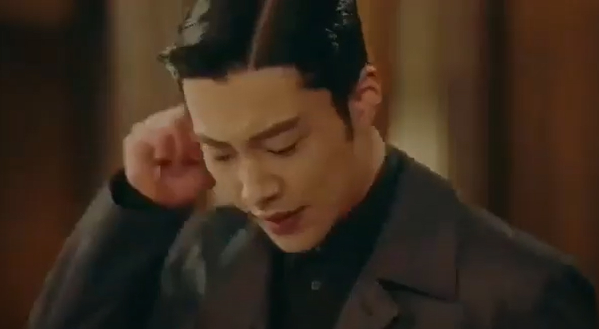 Ngay lập tức, Jo Young cũng bị rát tay