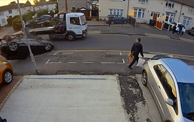 Ô tô 'điên' tông đuôi xe tải rồi lật nhào, người đi đường được phen hú vía Ảnh 2