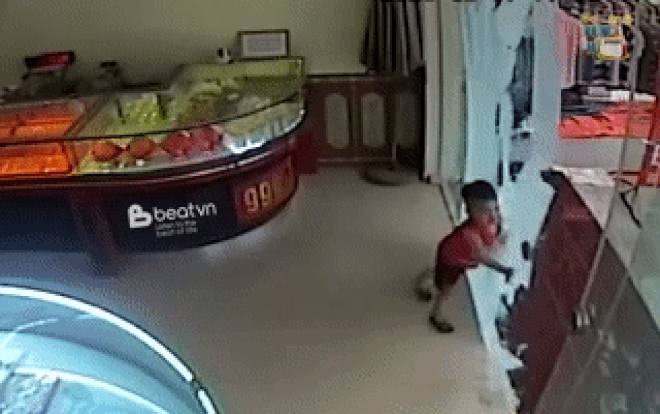 Clip: 'Thót tim' cảnh cửa kính cường lực vỡ tung, đổ sập lên người bé trai đang chơi đùa Ảnh 2