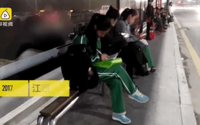 Nữ sinh Trung Quốc chăm chỉ làm bài tập khi đợi xe bus, hành động sau đó mới thực sự gây chú ý Ảnh 2