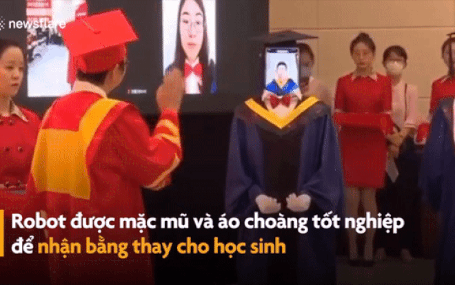 Sinh viên Trung Quốc dự lễ tốt nghiệp tại nhà, Robot thay thế nhận bằng Ảnh 2