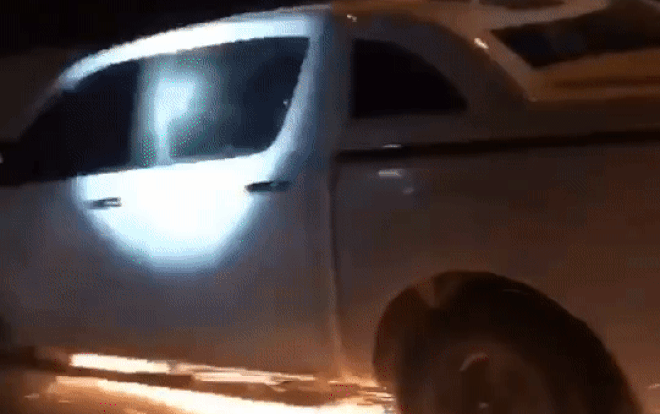 Xe bán tải sắp rơi bánh vẫn cố chạy trốn, bắn lửa tung tóe như ‘pháo bông’ tạo nên cảnh tượng hãi hùng Ảnh 2