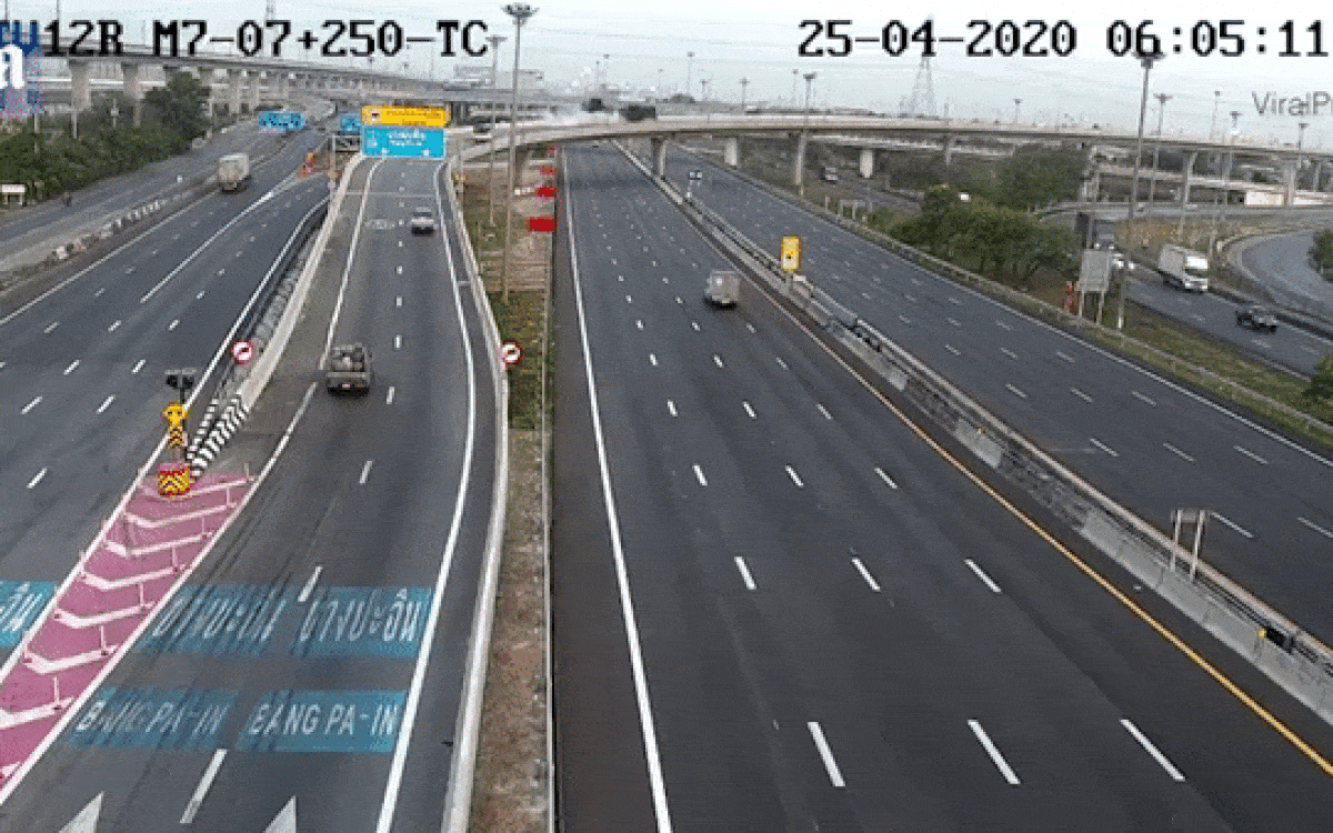 Lao nhanh khi vào khúc cua, xe container bị lật, rơi xuống cầu Ảnh 2