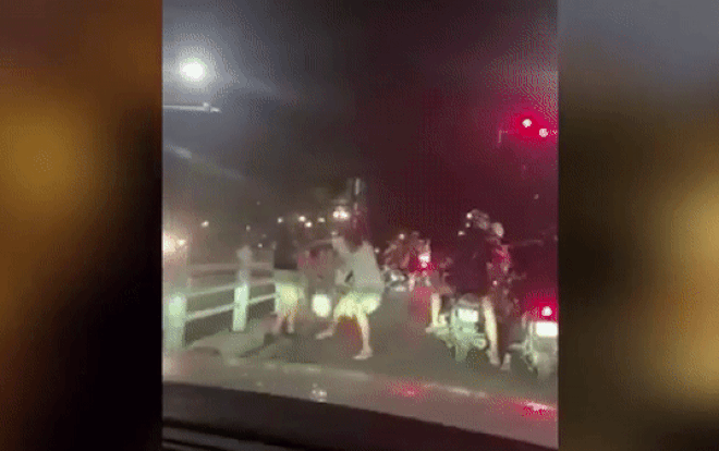 Clip: Tài xế Mercedes cầm vợt tennis xô xát với nam thanh niên ngay trên phố Hà Nội Ảnh 2