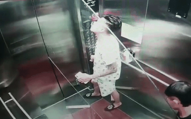 Thót tim khoảnh khắc cửa kính cường lực vỡ vụn trong thang máy, rơi tung tóe lên người 2 thanh niên Ảnh 2