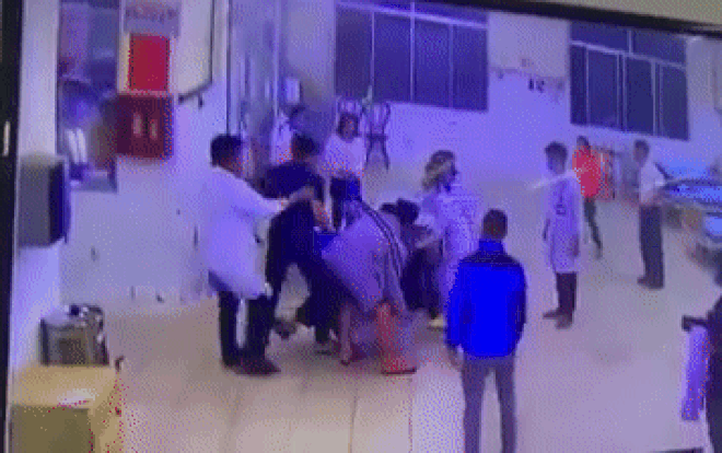 Bố cùng con trai lao vào hành hung bảo vệ và điều dưỡng tại bệnh viện Ảnh 2