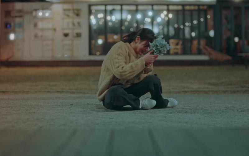 Bản nhạc tình yêu của cô còn chưa kịp vang lên đã vụt tắt như thể bọt bong bóng đang tan ra hòa trộn với nỗi đau khổ của Jang Tae Eul