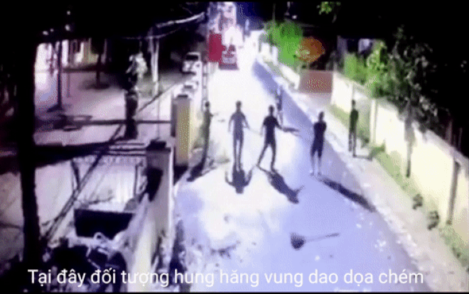 Clip: Người đàn ông cầm dao xông vào trụ sở, hung hăng đòi chém cán bộ Công an Ảnh 2