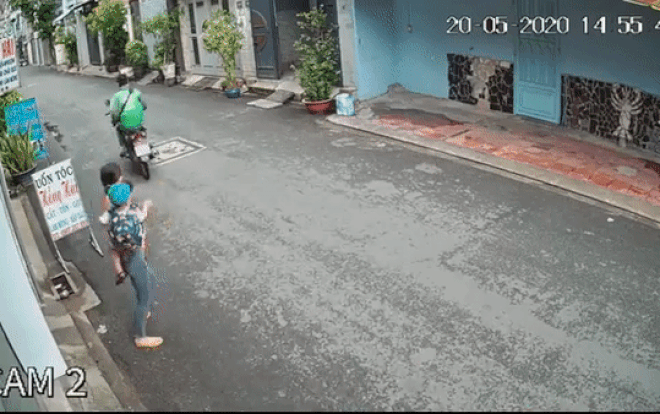 Clip: Bế con nhỏ nói chuyện điện thoại trên đường, mẹ trẻ bị người đàn ông mặc áo Grab giật phăng điện thoại Ảnh 2
