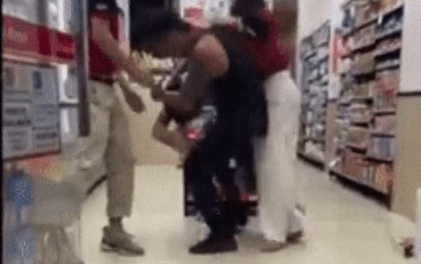 Clip: Trêu ghẹo bạn gái người khác, người đàn ông bị nam thanh niên đánh tới tấp tại cửa hàng tiện lợi Ảnh 2