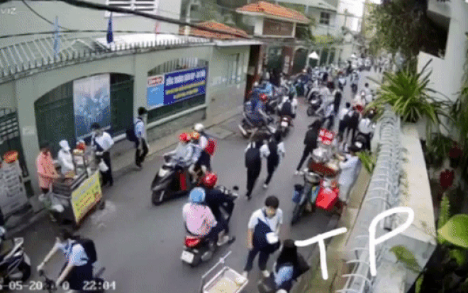 Clip: Khoảnh khắc cây phượng bật gốc, đổ ngay trong sân trường khiến nhiều học sinh thương vong Ảnh 2