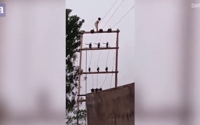 Hú hồn bé trai 5 tuổi trèo lên đỉnh cột điện cao thế Ảnh 2