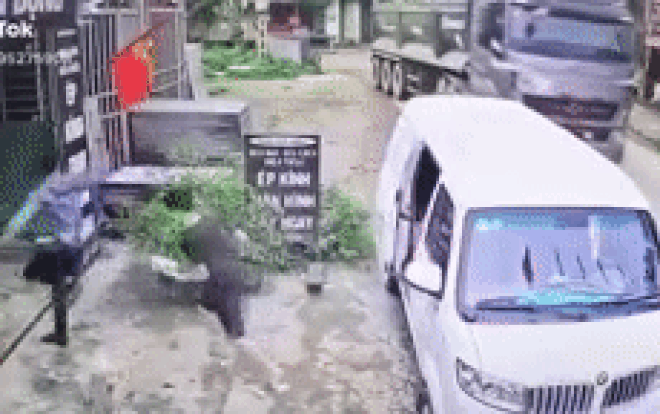 Clip: 3 thanh niên chạy 'trối chết' khi thấy xe ben cua gấp, lao đến bất ngờ Ảnh 2