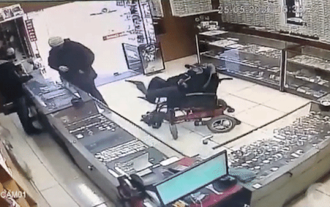 Khoảnh khắc thiếu niên khuyết tật đòi cướp cửa hàng bằng súng giả Ảnh 2