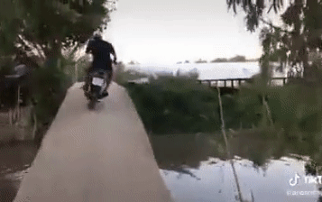 Clip: Người đàn ông say xỉn chạy xe chệnh choạng rồi lao cả người và xe xuống sông Ảnh 2