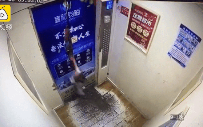 Thót tim khoảnh khắc bé gái bị kéo mạnh lên cửa thang máy đang chạy Ảnh 2