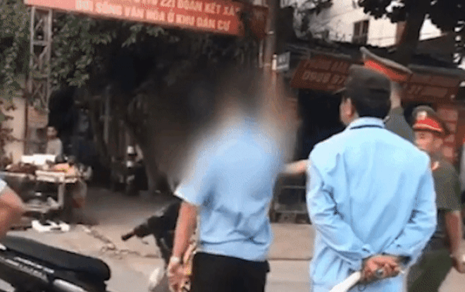 Clip: Cô gái ngông nghênh thách thức 'mang bút tao ghi giấy tờ cho' rồi lao vào hành hung lực lượng chức năng Ảnh 2