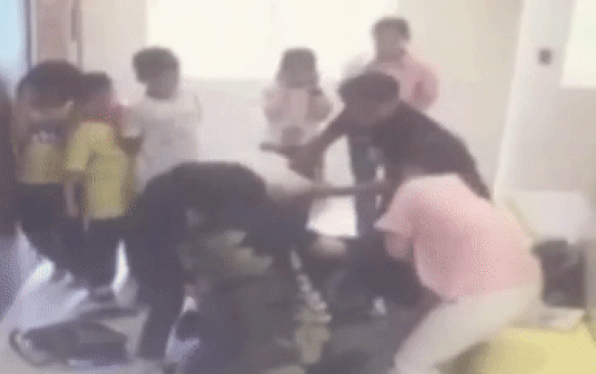 Giáo viên bị phụ huynh hành hung ngay trước mặt học sinh Ảnh 2