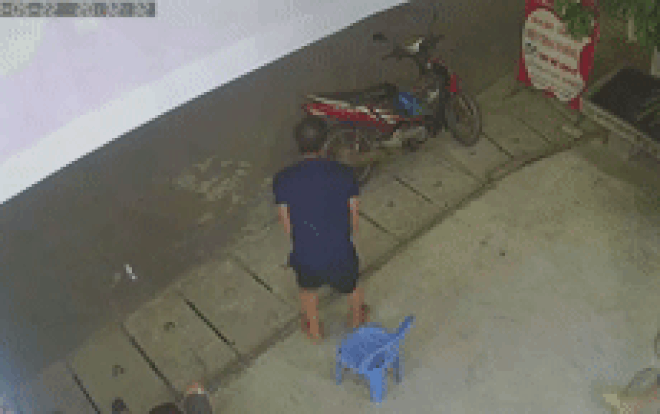 Clip: Người đàn ông chắp tay vái lạy lia lịa khi chứng kiến cảnh tượng xảy ra bất ngờ trước mắt Ảnh 2