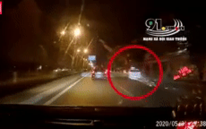 Clip: Taxi trượt bánh xe tóe lửa, bất ngờ chuyển làn rồi đâm vào xe máy dừng đỗ bên đường Ảnh 2