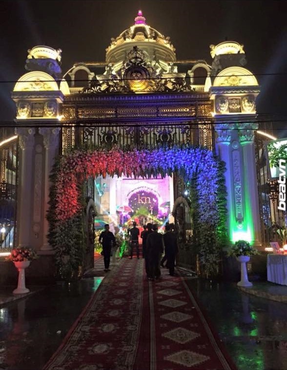 Hầu hết mọi người đều tỏ ra choáng ngợp và bất ngờ về độ giàu sang và chịu chơi của gia đình chú rể.