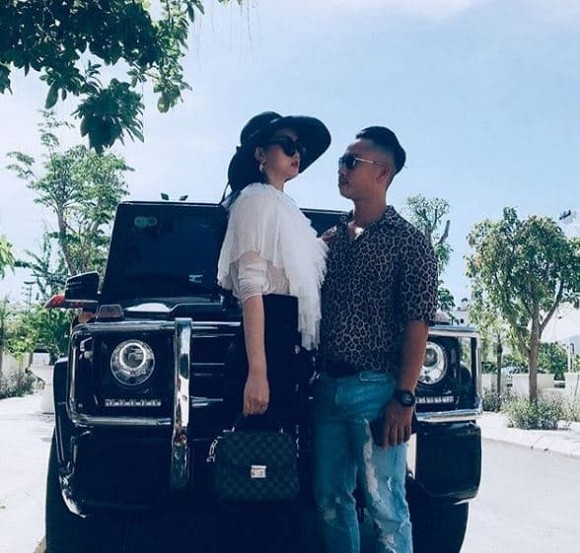 Dường như nhờ vợ chăm mát tay và chăm tập gym nên chú rể Anh Khoa trông điển trai, phong độ hơn so với 4 năm trước.