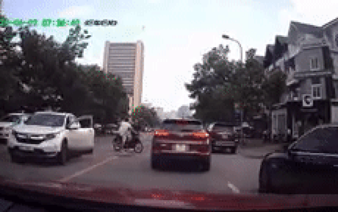 Clip: Xảy ra va chạm, tài xế ô tô nhảy lên xe máy đánh nhau với người đàn ông bất chấp xe cộ qua lại Ảnh 2
