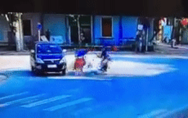 Clip: Vừa tông vào người phụ nữ đang xi nhan qua đường, nam thanh niên tiếp tục bị ô tô cuốn vào gầm xe Ảnh 2