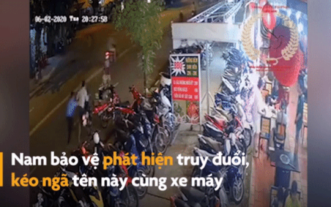 Clip: Phát hiện thanh niên dắt trộm xe máy, nam bảo vệ đuổi theo và kéo ngã tên trộm Ảnh 2