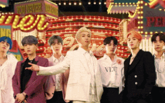 MV 'Boy With Luv' chạy nước rút rinh thành tích lượt view mới cho BTS Ảnh 2