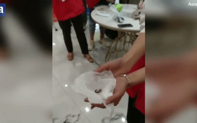 Nữ nhân viên công ty Trung Quốc bị bắt ăn giun sống vì không đạt đủ doanh số bán hàng Ảnh 2