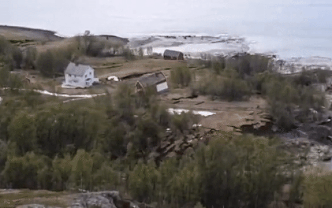 Sạt lở kinh hoàng cuốn trôi 8 căn nhà ra biển Ảnh 2