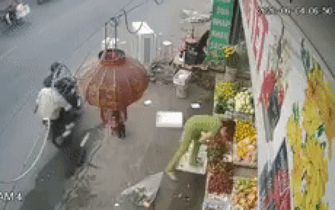 Clip: Có mặt chủ nhà, 2 thanh niên vẫn 'câu' trộm chó trong tích tắc khiến nhiều người ngỡ ngàng Ảnh 2