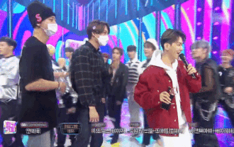 Baekhyun solo nhưng không hề cô đơn: Sau chủ tịch Lee Soo Man, dàn hậu bối đến lượt Sehun, Kai, Chanyeol mang hoa lên tận sân khấu encore chúc mừng chiến thắng Ảnh 2