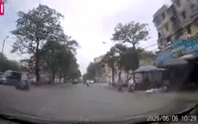 Clip: Nữ 'ninja' qua đường bất cẩn bị tài xế ô tô lớn tiếng quát thẳng mặt Ảnh 2