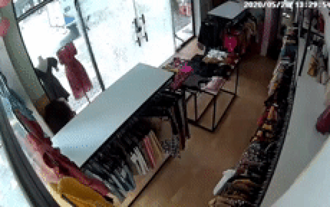 Clip: Cửa kính cường lực bất ngờ vỡ tung khiến người đàn ông được phen 'hết hồn' Ảnh 2