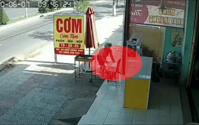 Clip: Người phụ nữ trộm thùng thịt nướng tại quán cơm khiến nhiều người ngao ngán Ảnh 2