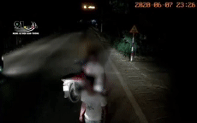 Clip: 2 thanh niên chặn đầu container lúc nửa đêm, cầm gạch đập vỡ kính xe gây bức xúc Ảnh 2