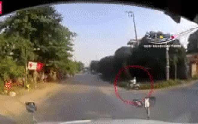 Clip: Tài xế container phanh 'cháy đường' khi nữ 'ninja' bất ngờ lao ra từ con hẻm Ảnh 2