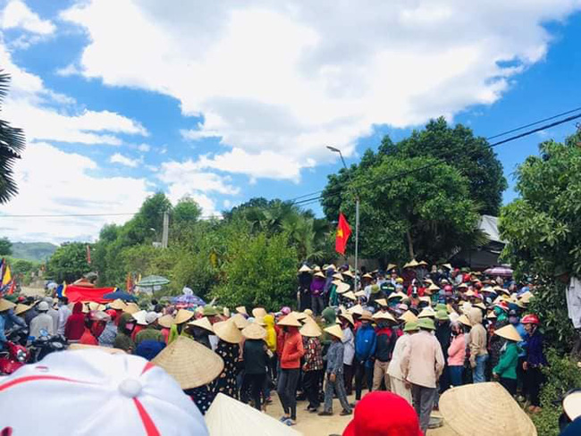 Có rất nhiều người xa lạ cũng đến chia buồn với gia đình